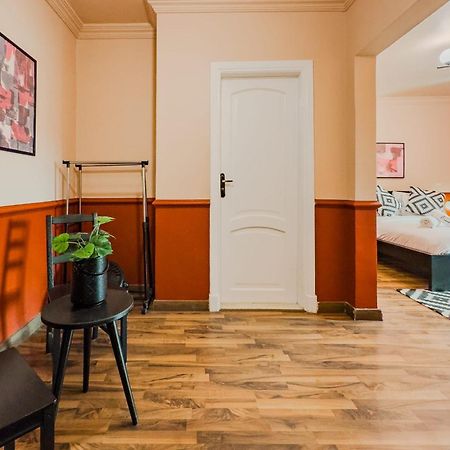 Distinct & Decent 2 Bdr Apt Steps From Nightlife And Airport Kaherah Luaran gambar