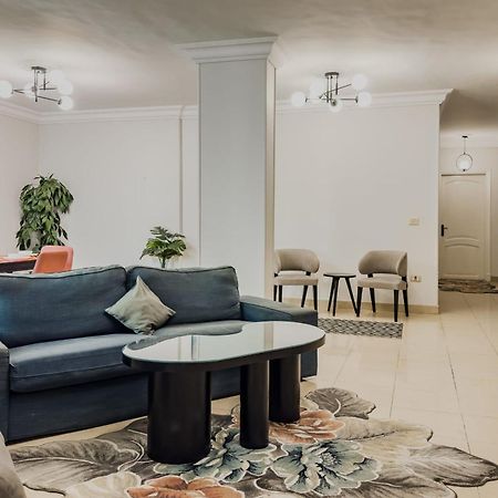 Distinct & Decent 2 Bdr Apt Steps From Nightlife And Airport Kaherah Luaran gambar