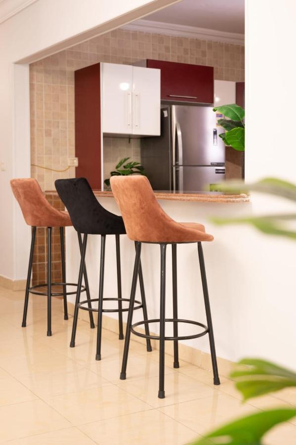 Distinct & Decent 2 Bdr Apt Steps From Nightlife And Airport Kaherah Luaran gambar