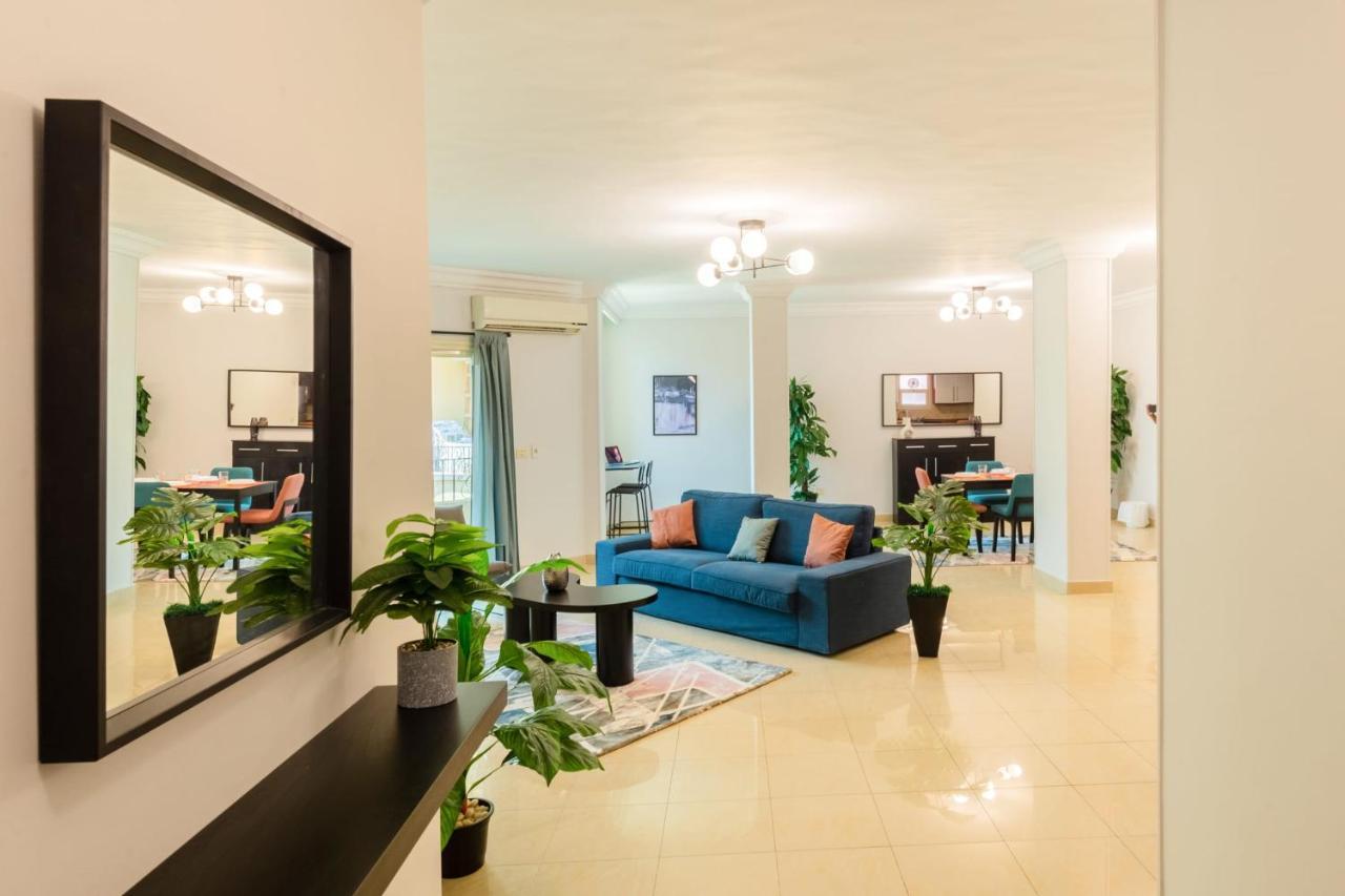 Distinct & Decent 2 Bdr Apt Steps From Nightlife And Airport Kaherah Luaran gambar