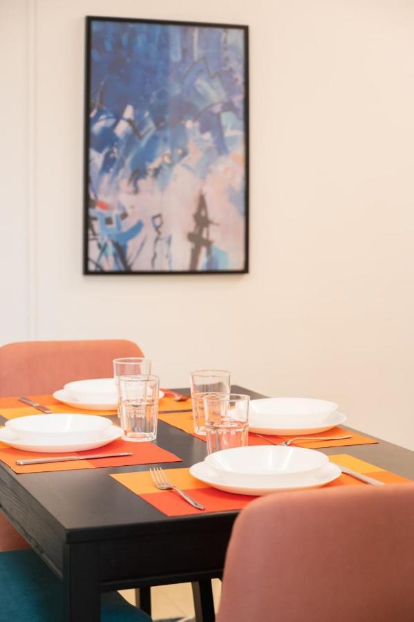 Distinct & Decent 2 Bdr Apt Steps From Nightlife And Airport Kaherah Luaran gambar