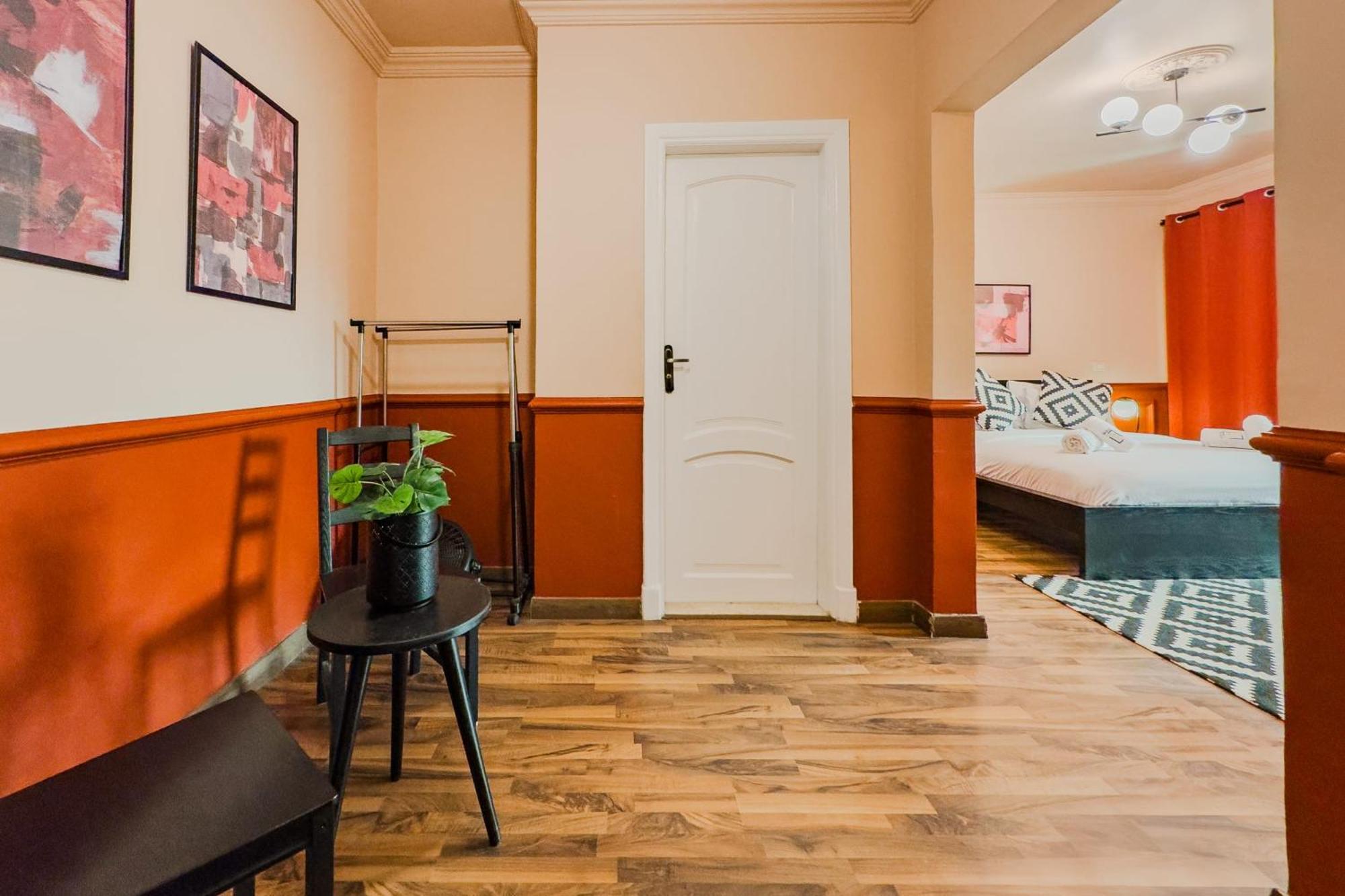 Distinct & Decent 2 Bdr Apt Steps From Nightlife And Airport Kaherah Luaran gambar