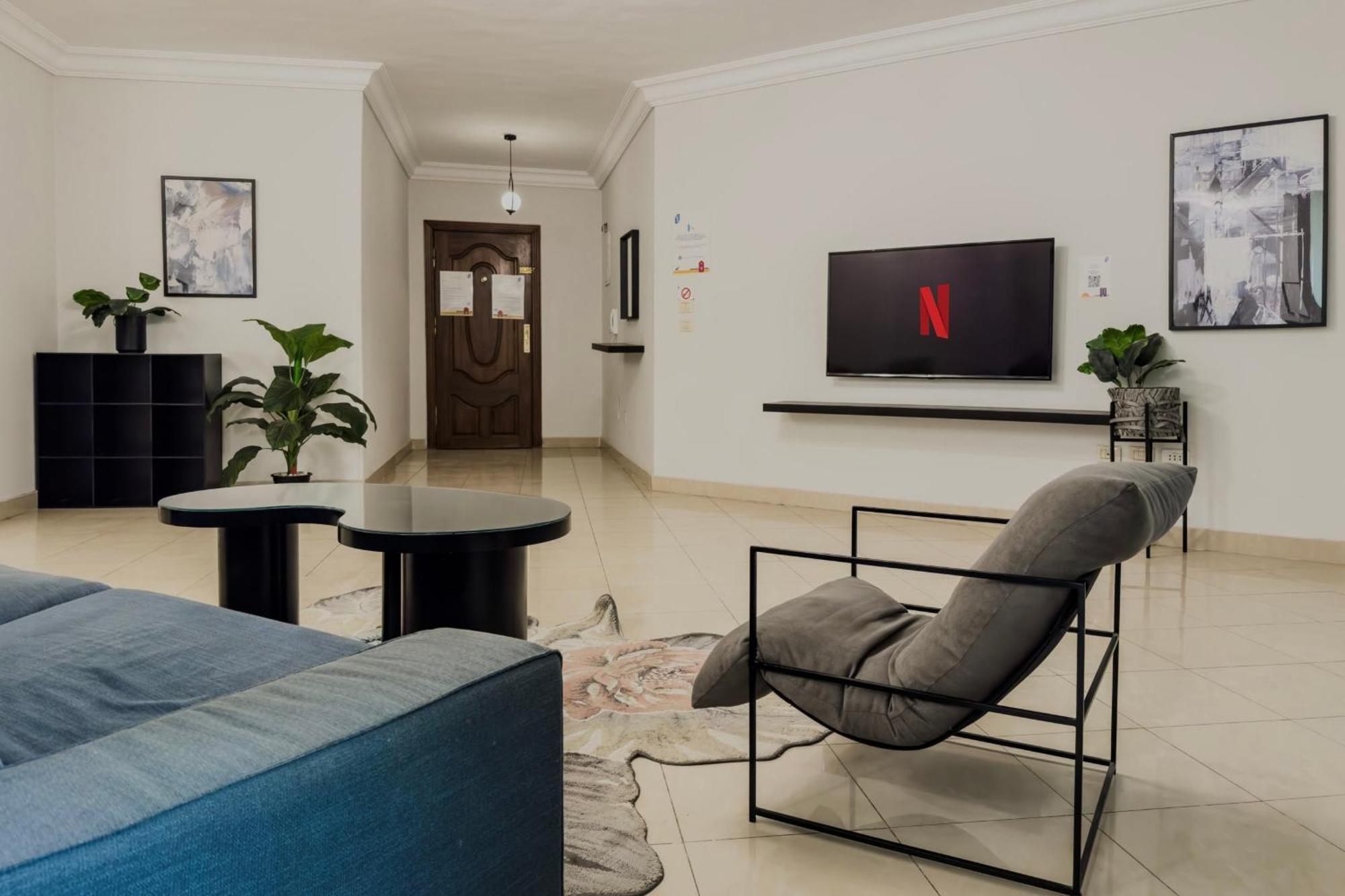 Distinct & Decent 2 Bdr Apt Steps From Nightlife And Airport Kaherah Luaran gambar