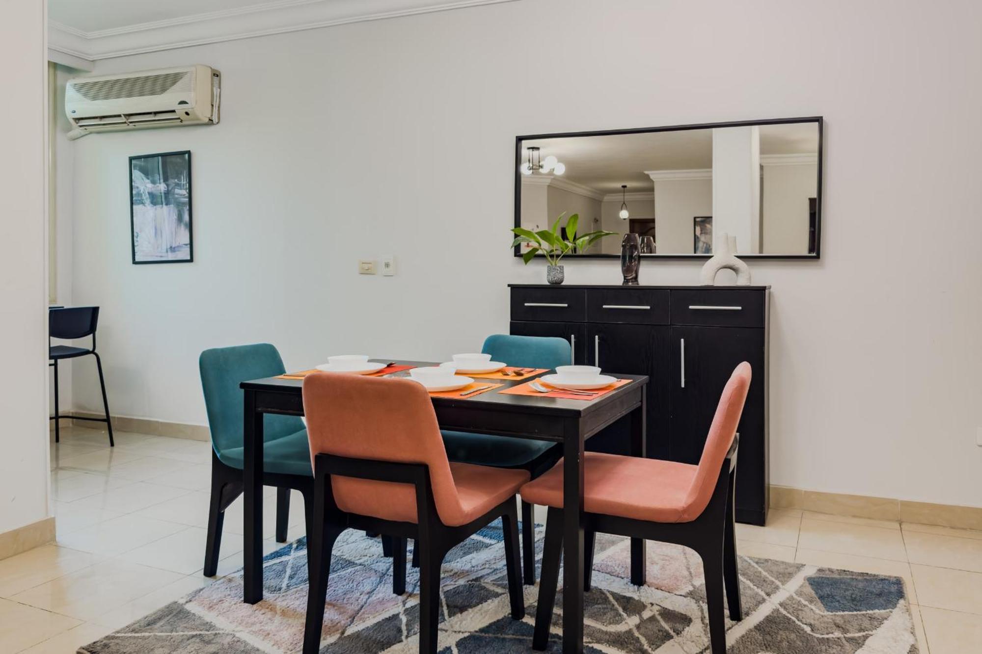 Distinct & Decent 2 Bdr Apt Steps From Nightlife And Airport Kaherah Luaran gambar