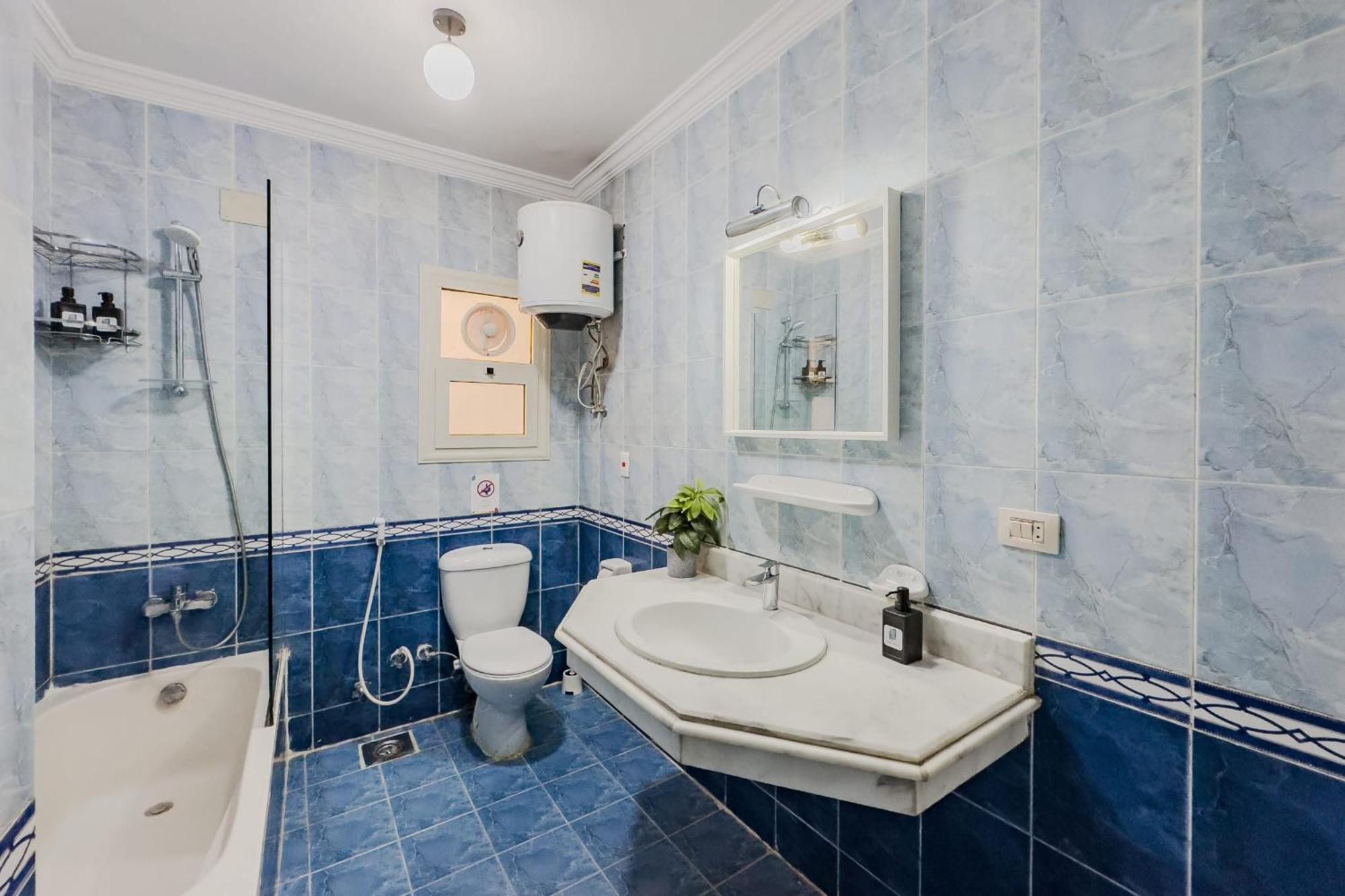 Distinct & Decent 2 Bdr Apt Steps From Nightlife And Airport Kaherah Luaran gambar