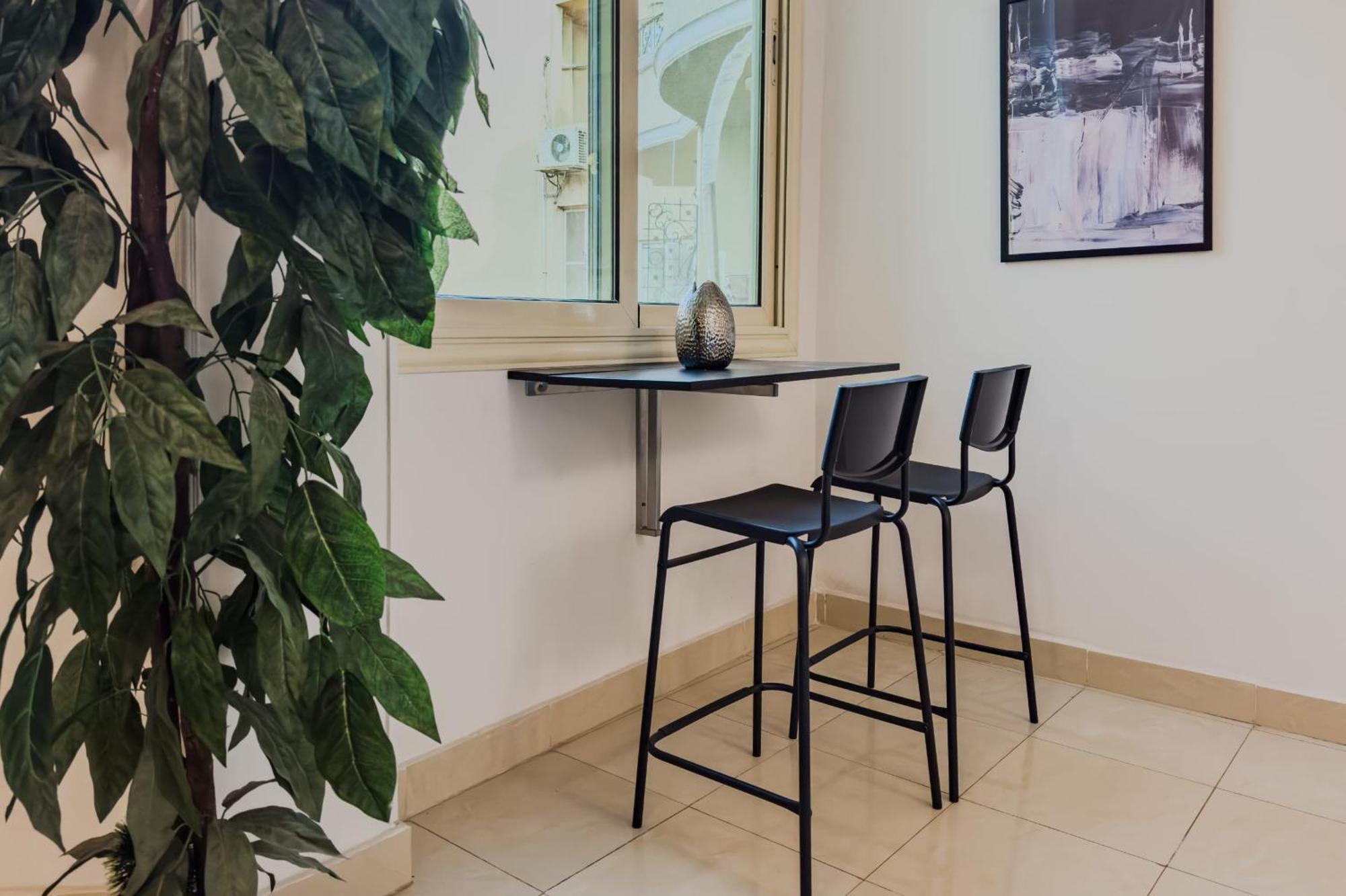 Distinct & Decent 2 Bdr Apt Steps From Nightlife And Airport Kaherah Luaran gambar