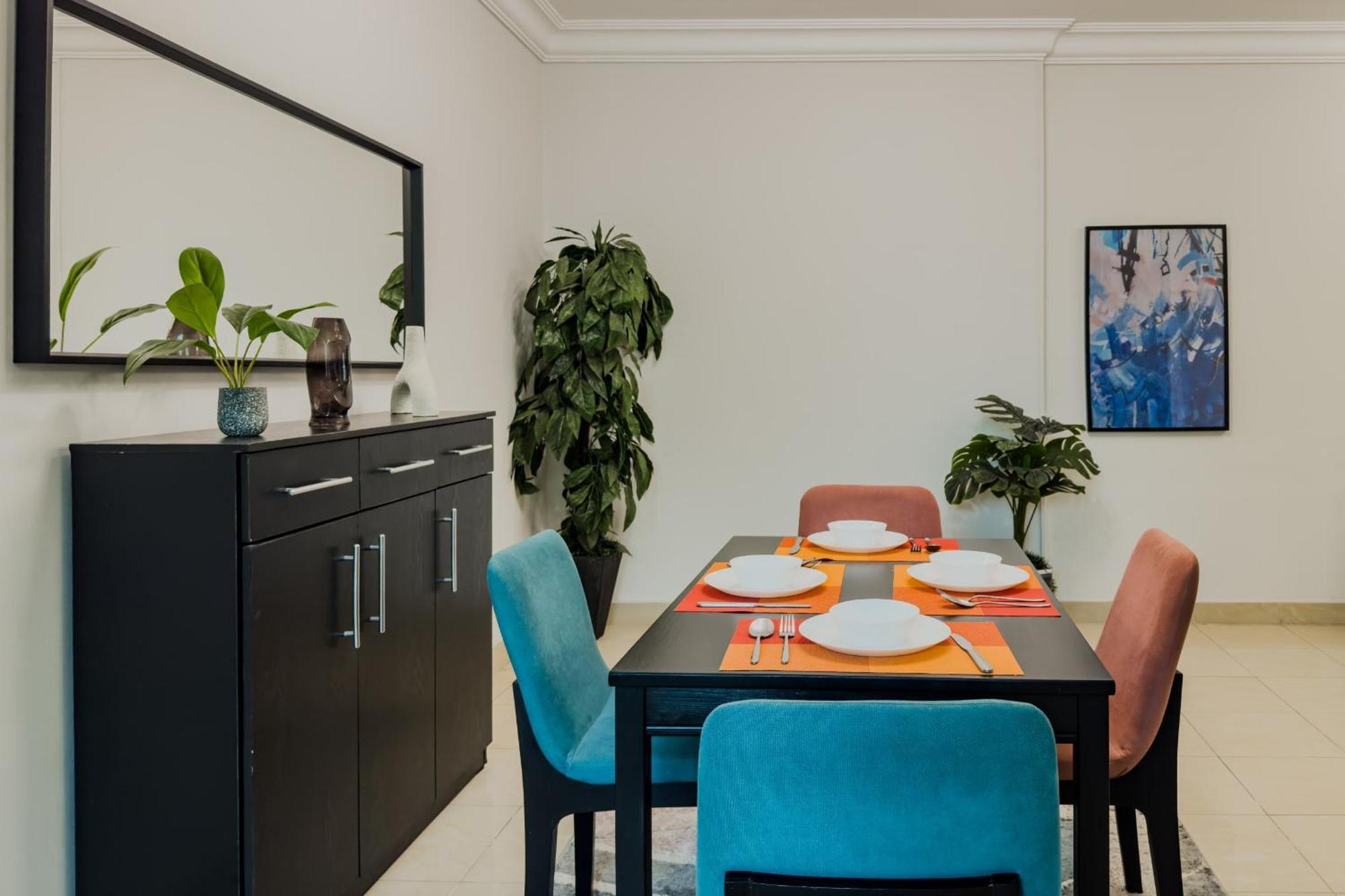 Distinct & Decent 2 Bdr Apt Steps From Nightlife And Airport Kaherah Luaran gambar