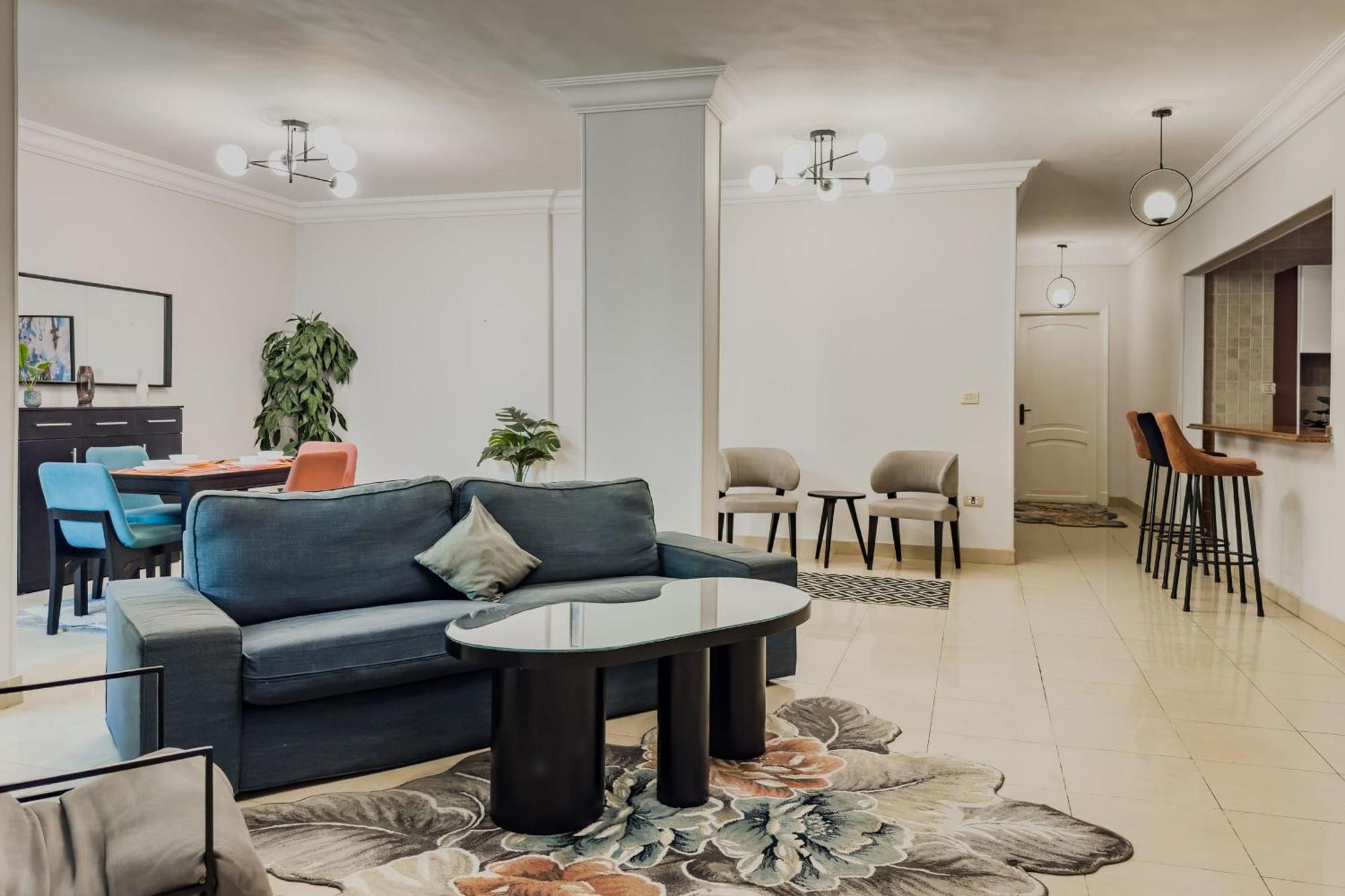 Distinct & Decent 2 Bdr Apt Steps From Nightlife And Airport Kaherah Luaran gambar