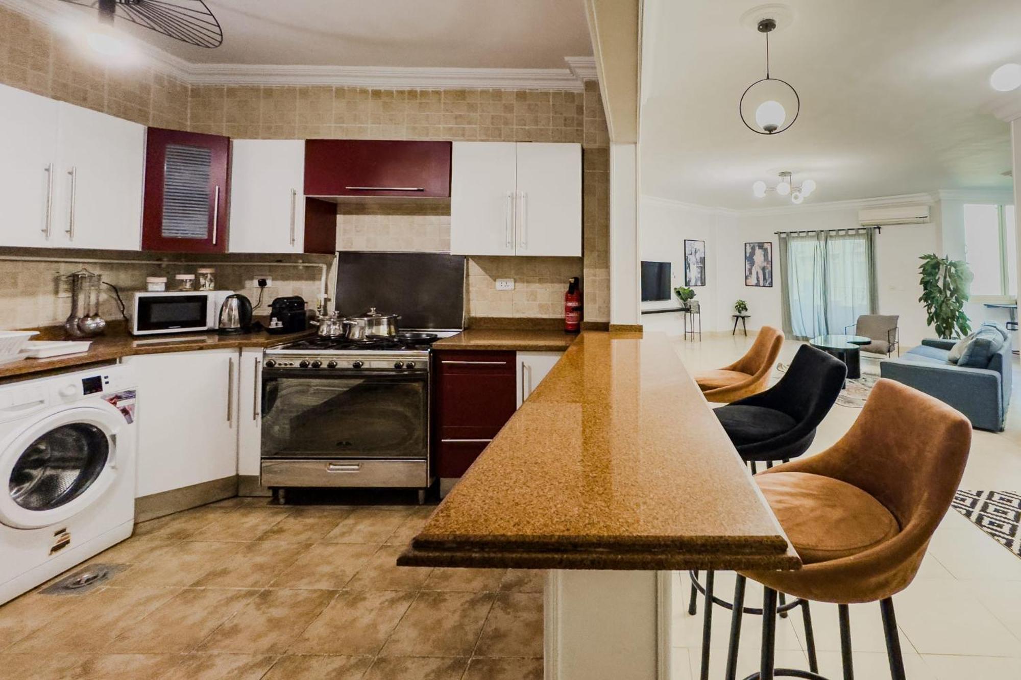 Distinct & Decent 2 Bdr Apt Steps From Nightlife And Airport Kaherah Luaran gambar